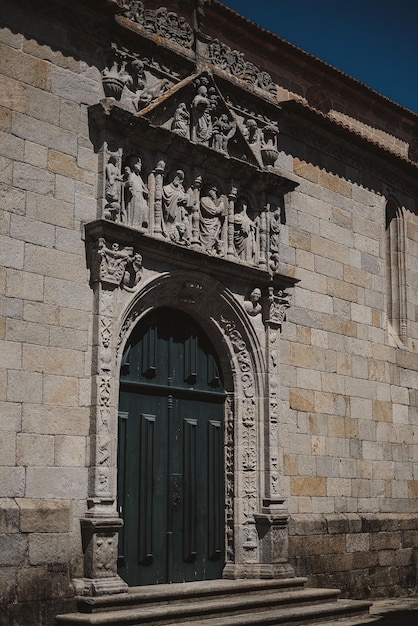 Fotografia vertical do exterior da igreja Igreja Matriz de Caminha, em Portugal