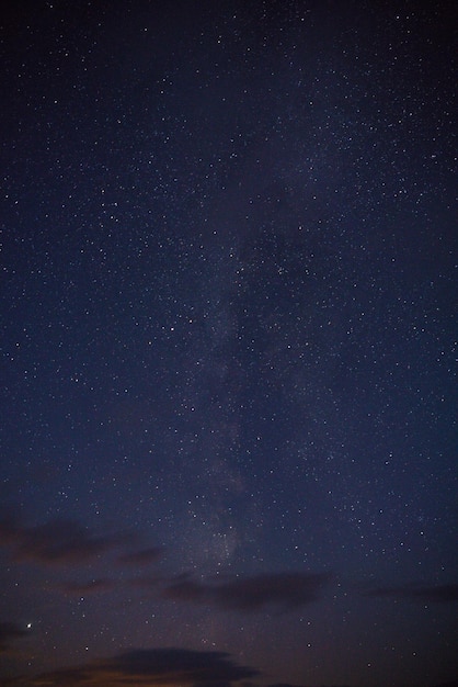 Foto fotografía vertical del hermoso cielo estrellado de la noche