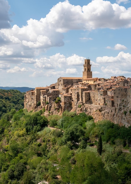 Fotografía vertical del paisaje urbano de Pitigliano en un día nublado, Italia