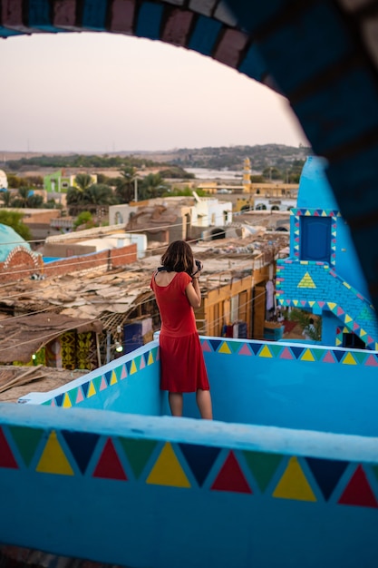 Fotografiando una casa azul tradicional en un pueblo nubio cerca de la ciudad de Asuán. Egipto