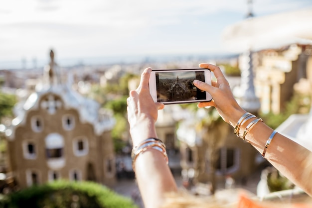 Fotografiar con teléfono el parque Güell de la ciudad de Barcelona