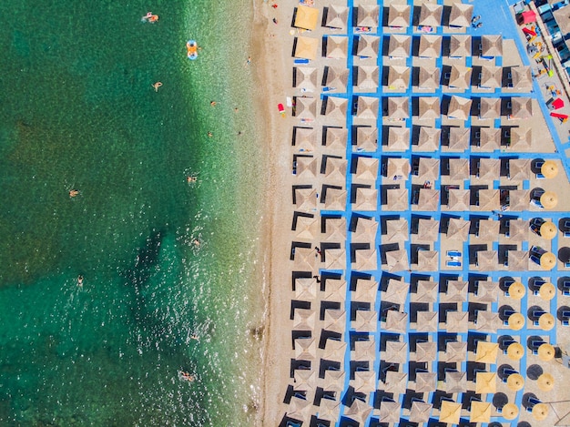 Fotografias aéreas Vista de um drone voador Uma vista de pássaro da praia Vista superior