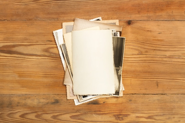 Fotografías antiguas en una mesa de madera en una vista superior