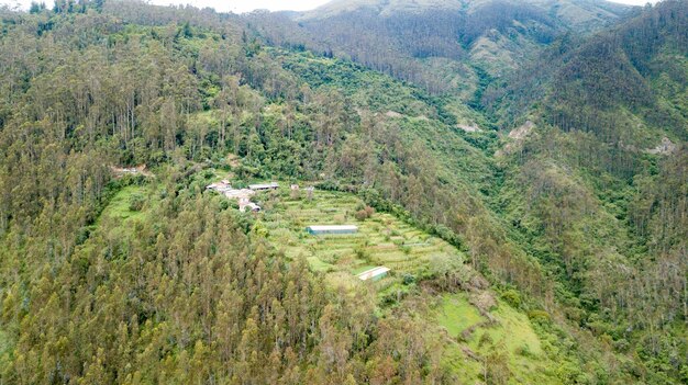 FOTOGRAFIAS DE DRONE DE UMA MONTANHA COM PLATAFORMAS NA CIDADE DE CUSCO