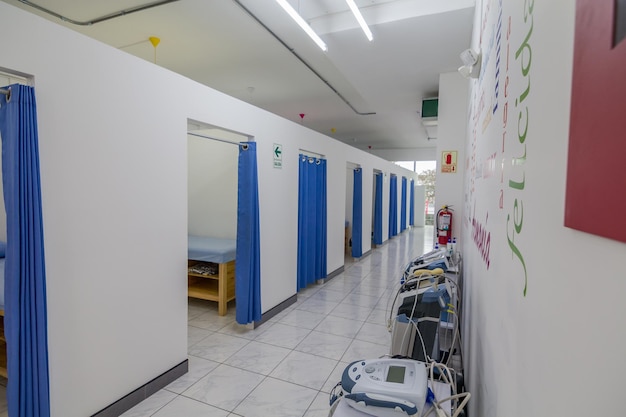 Fotografias de um centro médico e de reabilitação com vários equipamentos