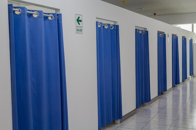 Fotografias de um centro médico e de reabilitação com vários equipamentos