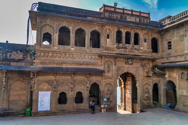 Fotografías exteriores del punto de referencia turístico escénico Fuerte y templo de Maheshwar en Madhya Pradesh, India Este monumento se encuentra a orillas del río Narmada