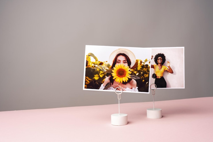 Foto fotografías impresas de colores de retratos de mujeres contra un fondo gris