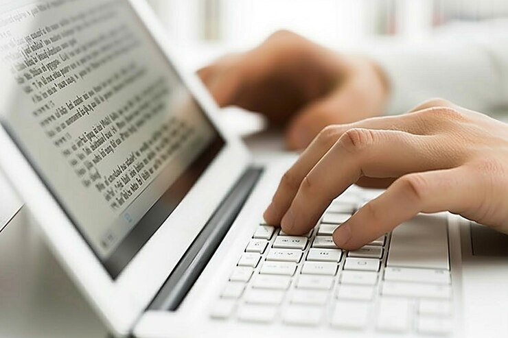 Foto fotografías de primer plano de escritura en computadoras portátiles o tabletas