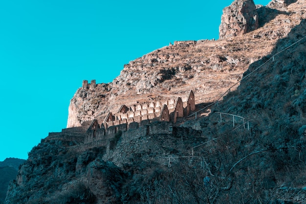 Fotografías de los Qolqas en la ciudadela Inca de Ollantaytambo en el Valle Sagrado de los Incas.