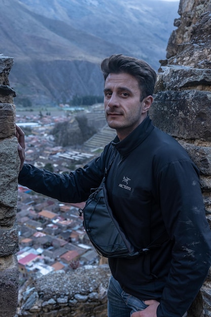 Fotografías de un turista en la ciudadela inca de Ollantaytambo en el Valle Sagrado de los Incas.