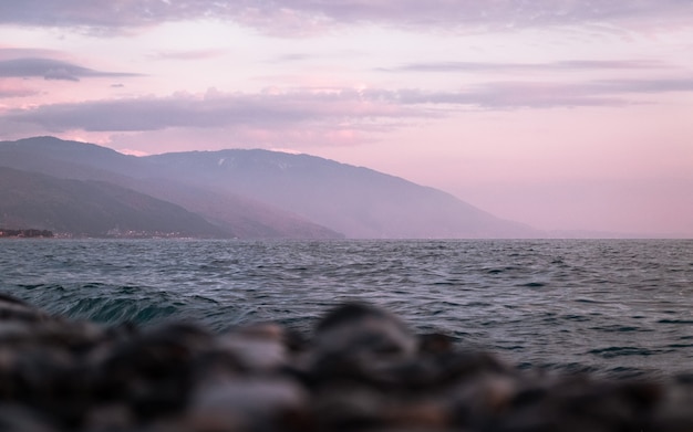 Fotografie des Meeres und der Berge im Hintergrund