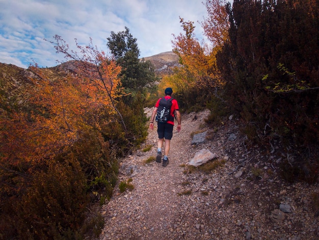 Fotografie eines Mannes, der an einem Trekkingtag durch die Berge der Sierra de Guara Sport treibt.