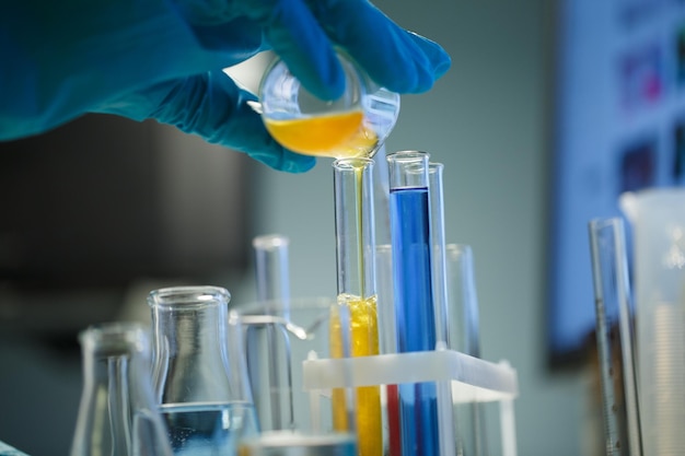 Fotografie von chemischen Labortests mit Röhrchen am Schreibtisch