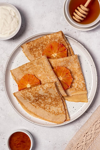 Fotografie von Crepes mit blutigen Orangen