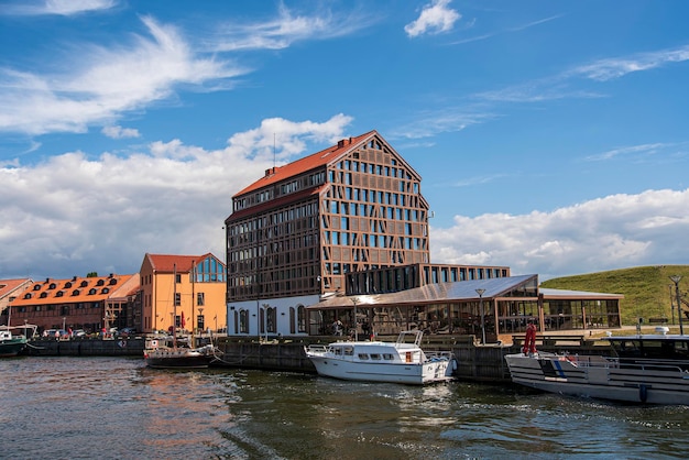 Fotografie von Stadtbild und Segelboot