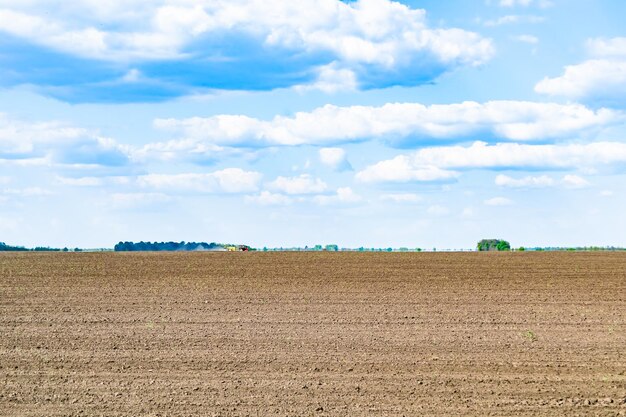 Fotografie zum Thema großes leeres Bauernhoffeld für die ökologische Ernte