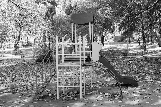 Fotografie zum Thema leerer Spielplatz mit Metallrutsche für Kinder