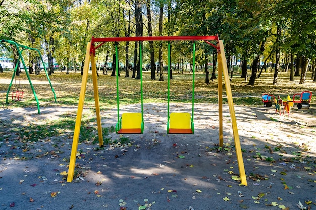 Fotografie zum Thema leerer Spielplatz mit Metallschaukel für Kinder