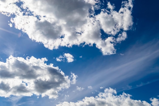 Fotografie zum Thema weißer bewölkter Himmel am unklaren langen Horizont