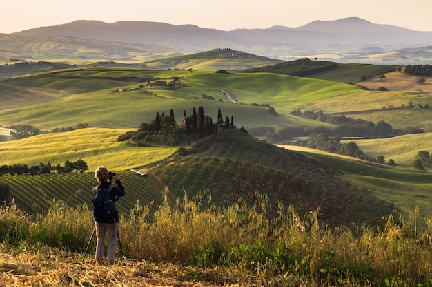 Fotografieren bei Sonnenaufgang Toskana-Landschaft mit traditionellen Bauernhaushügeln Val dorcia Italien