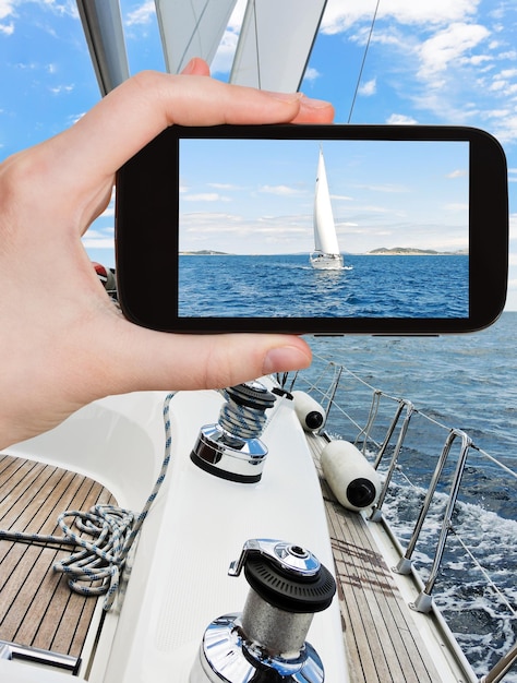 Fotografieren der weißen Segelyacht im adriatischen Meer