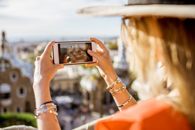 Fotografieren mit Telefon Güell Park in Barcelona Stadt