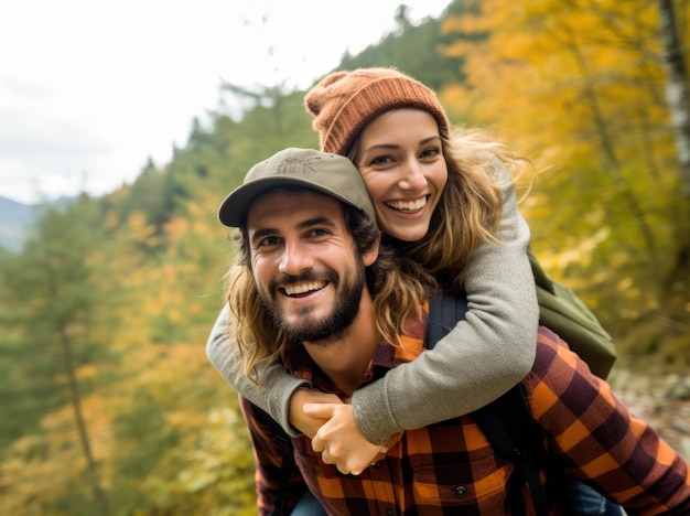 Fotografieren Sie ein glückliches Paar, das an einem Herbstnachmittag in einem Wald auf dem Rücken fährt.