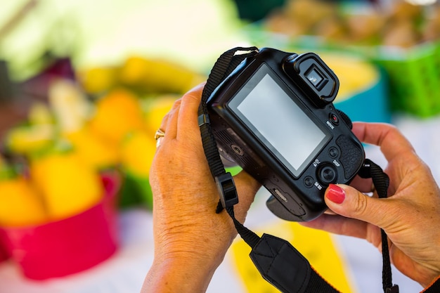 Fotografieren von Bio-Produkten auf dem lokalen Bauernmarkt.