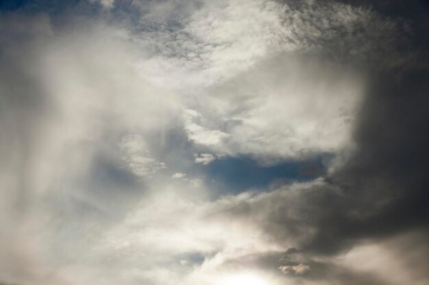 Fotografiert den Himmel mit Wolken