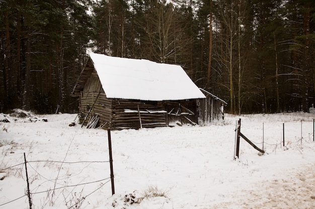 Fotografiert von einer alten Holzkonstruktion aus der Nähe. Winter