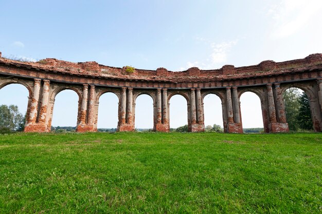 Fotografierte Nahaufnahme der verbleibenden Bögen Ruinen der alten Burg im Dorf Ruzhany Territorium der Republik Belarus. Sommersaison.