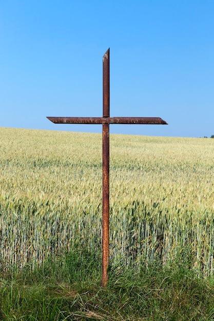 Fotografierte Nahaufnahme des alten rostigen orthodoxen Metallkreuzes im Freien