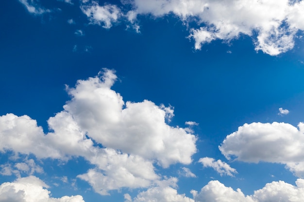 Fotografierte weiße Wolken aus der Nähe sind am blauen Himmel, geringe Schärfentiefe