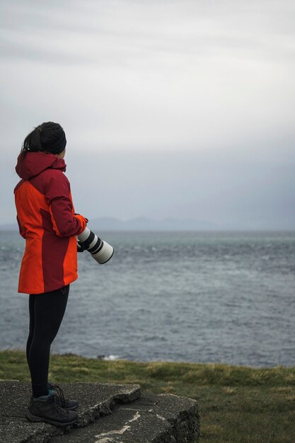 Fotografin am Vaternish Lighthouse auf der Isle Of Skye, Schottland