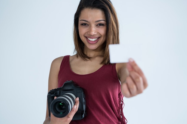 Fotografin, die Visitenkarte im Studio zeigt