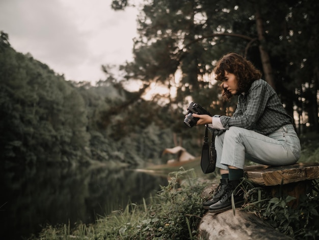 Foto fotografin hält dslr-kamera während des fotografierens