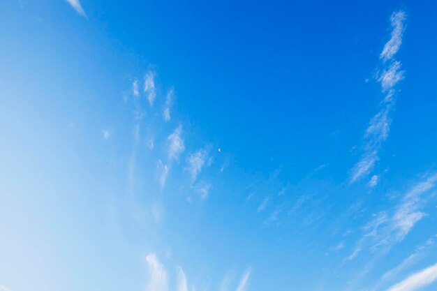 Fotografió el cielo con nubes.