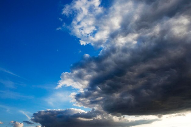 Fotografió el cielo con nubes.