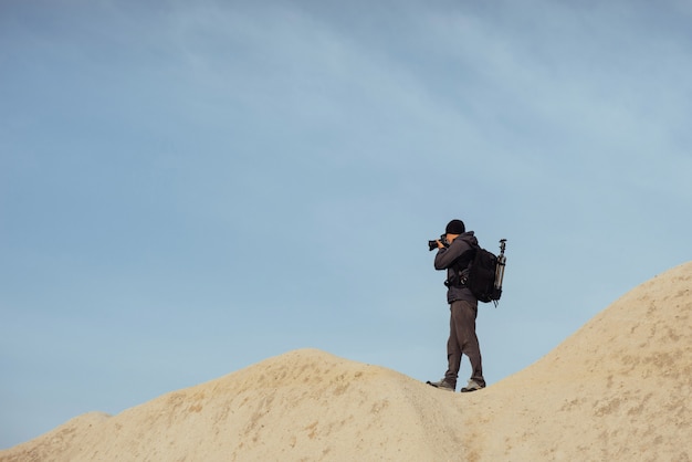 Fotógrafo acantilado de arenisca y observando el paisaje natural