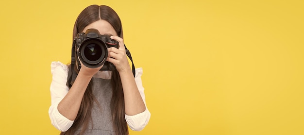 Fotógrafo adolescente feliz tirando fotos com espaço de cópia de câmera fotográfica digital fotografando Fotógrafo infantil com banner de pôster horizontal de câmera com espaço de cópia