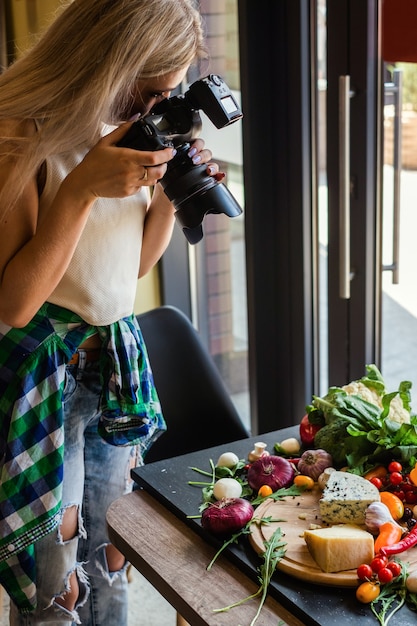 Foto fotógrafo de alimentos en el trabajo. concepto de ocio de la afición del arte de la creatividad