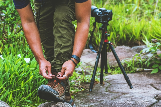 Fotógrafo asiatico hombre viajando fotografia naturaleza. Viajar relajarse en el paseo de vacaciones en el bosque.