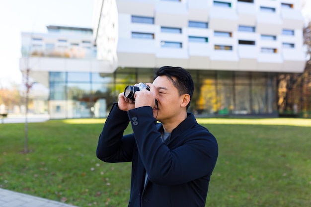 Fotógrafo asiático masculino, turista faz câmera fotográfica