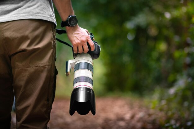 fotógrafo asiático viaja y toma fotos con cámara de lente y sendero para mochileros trekking en la naturaleza