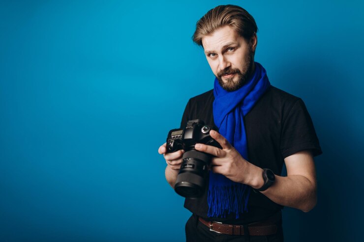 Fotógrafo barbudo usando cámara