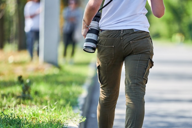 Fotógrafo con cámara al aire libre