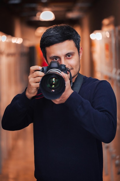 Fotógrafo con cámara en la mano