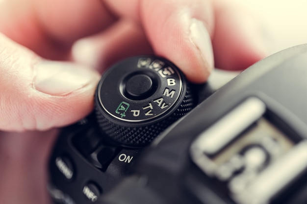 Fotógrafo con cámara en mano