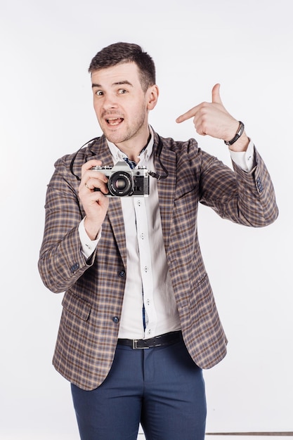 Fotógrafo con cámara de película retro antiguo aislado sobre fondo blanco.